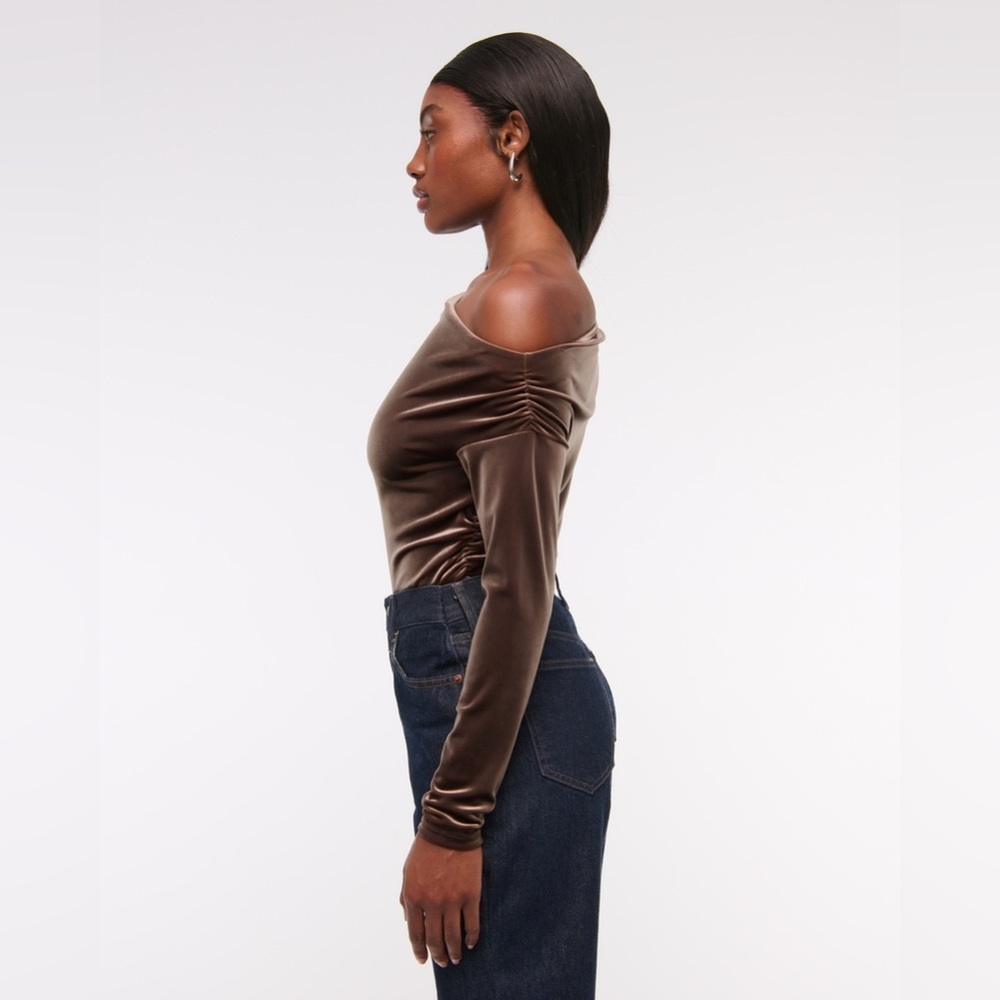 NWT Abercrombie velvet off shoulder top - Picture 2 of 5